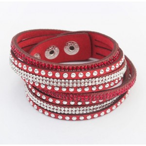 Moderna ādas rokassprādze ar  kristāliņiem, dažādas krāsas, garums ir regulējams..